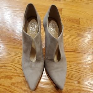 VINCE CAMUTO SUEDE PUMPS
